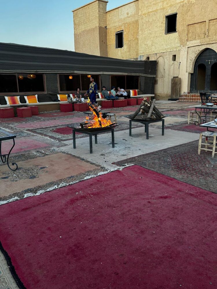 Nossos viajantes conhecendo o Marrocos - noite no acampamento