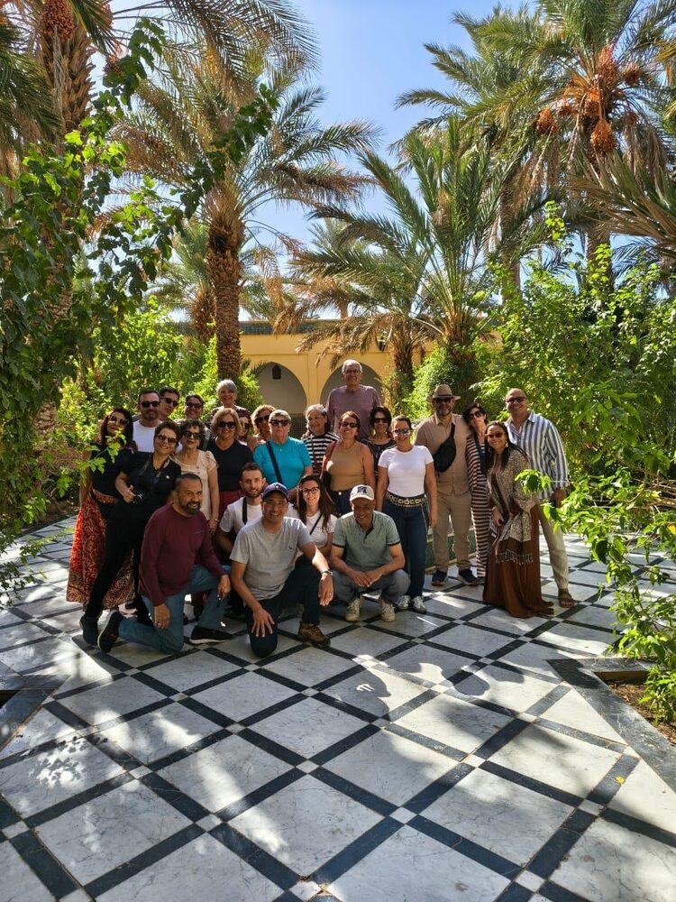 Grupo da Atlas reunido em um oásis de palmeiras